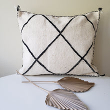 Load image into Gallery viewer, Moroccan Kilim Pillow