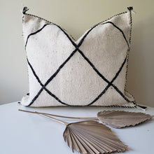 Load image into Gallery viewer, Moroccan Kilim Pillow