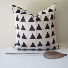 Load image into Gallery viewer, Triangle Block Printed Pillow