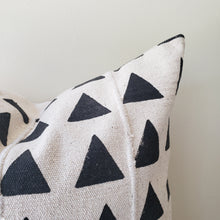 Load image into Gallery viewer, Triangle Block Printed Pillow